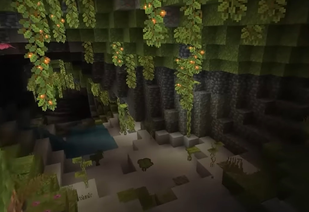 Настоящий игровой кадр Minecraft: заросшая пещера с лианами, светящимися ягодами и водой
